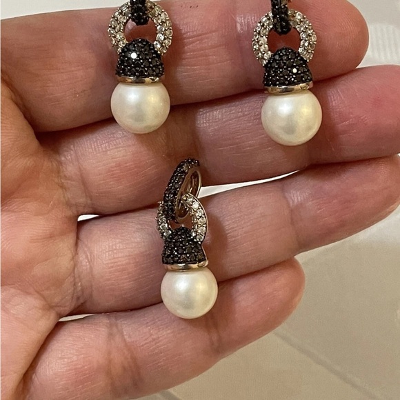 Elegant Pearl and Crystal Drop Earrings - Picture 4 of 12